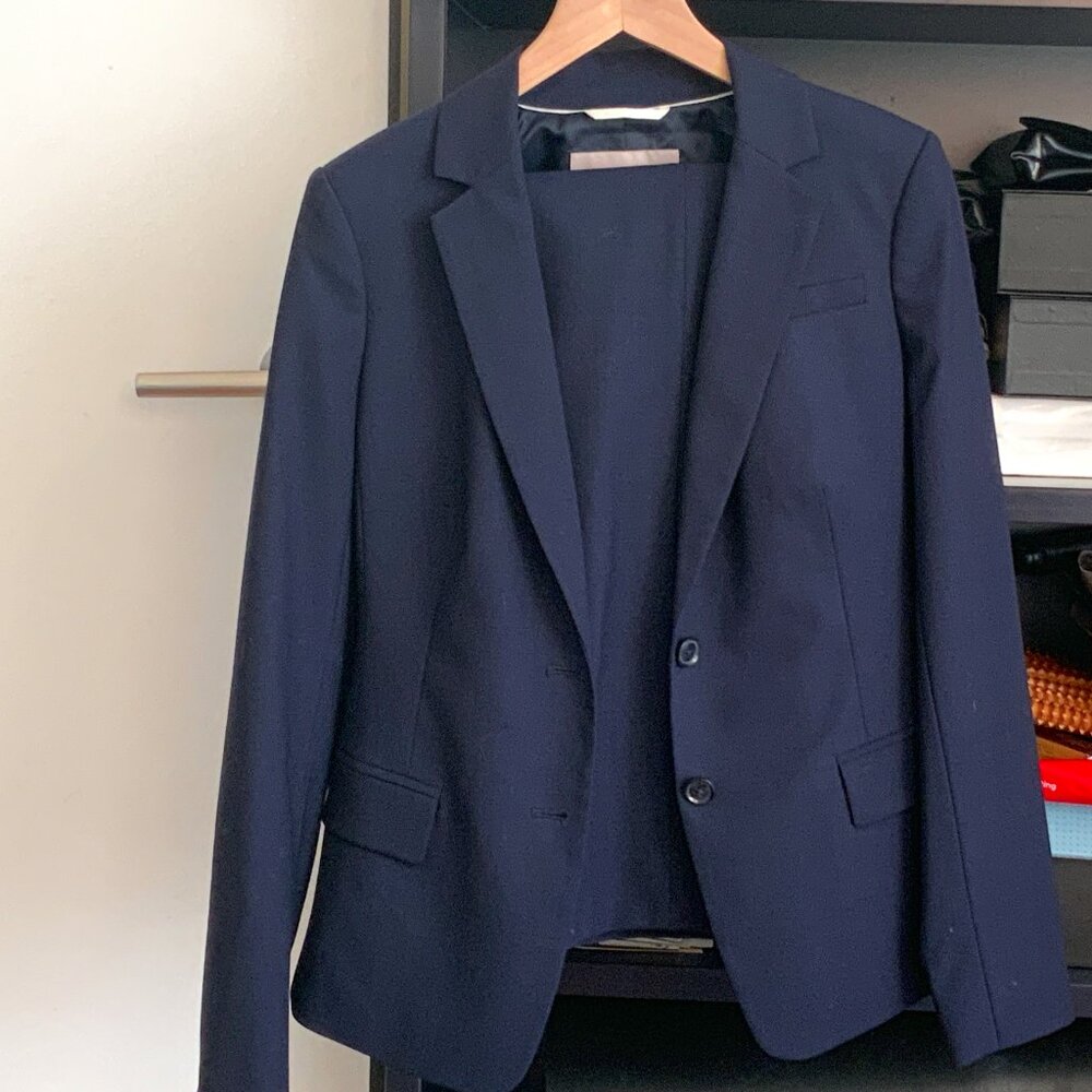 Banana Republic Navy Wool Blend 2-Piece Suit – Size 4P (Petite)